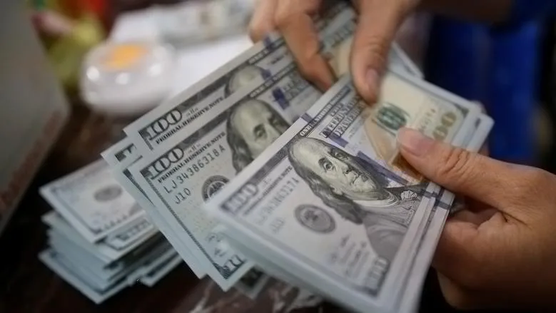 أسعار الدولار في البنوك اليوم.. يسجل 50.60 جنيه