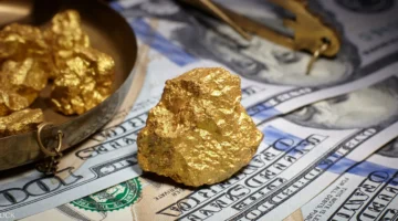 أسعار الذهب تهبط 2.5% رغم قوة الدولار الأمريكى