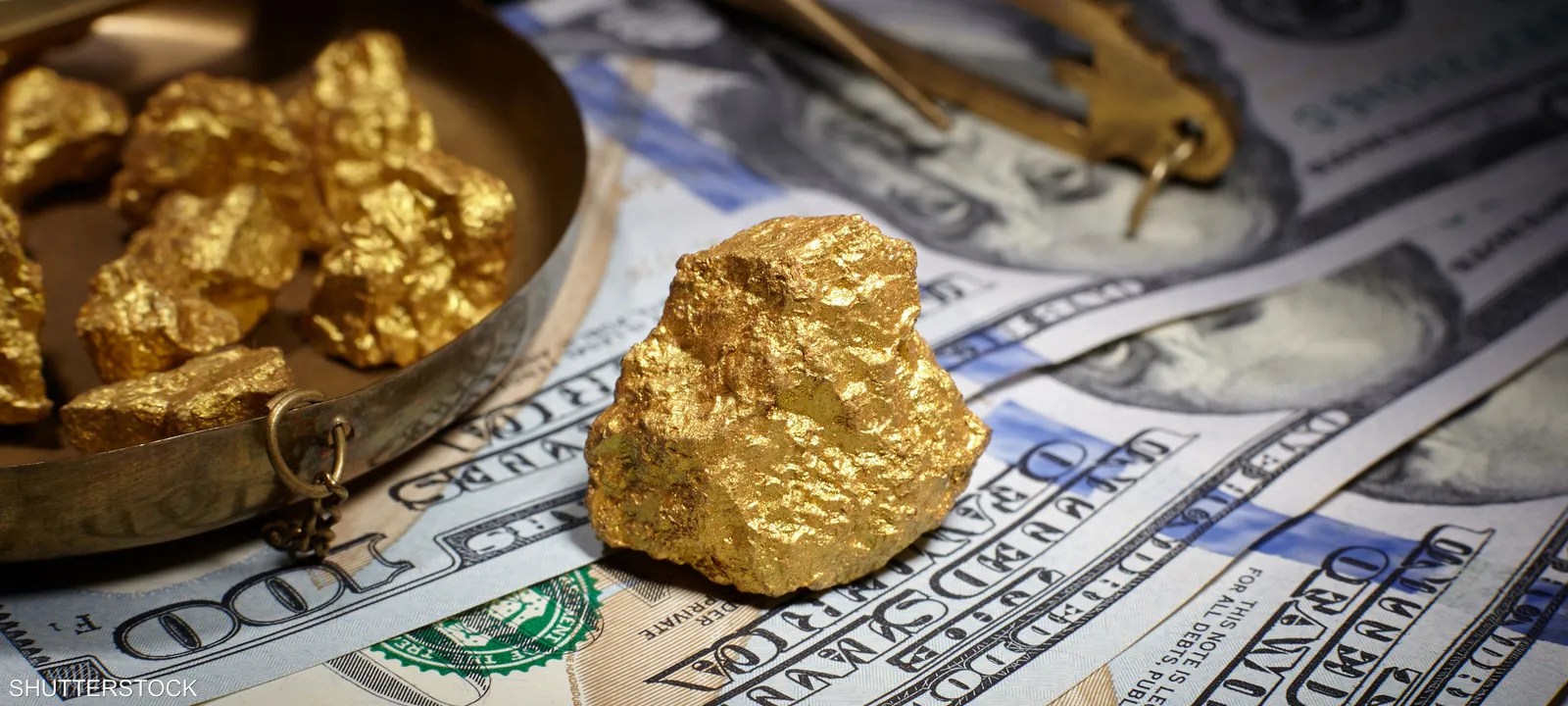 أسعار الذهب تهبط 2.5% رغم قوة الدولار الأمريكى