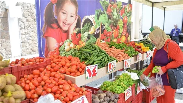 أسعار الفواكه والخضراوات اليوم الأحد في سوق العبور.. البرقوق بسعر 70 جنيهًا أسعار الفواكه والخضراوات اليوم الأحد في سوق العبور.. البرقوق بسعر 70 جنيهًا