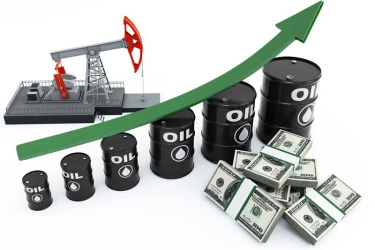 أسعار النفط ترتفع بنحو 3% رغم استمرار القلق حيال فائض المعروض