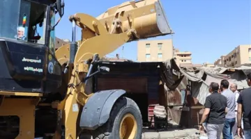 أسوان: إغلاق 40 كشكًا غير قانوني و200 مظلة عشوائية حول سور السكك الحديدية