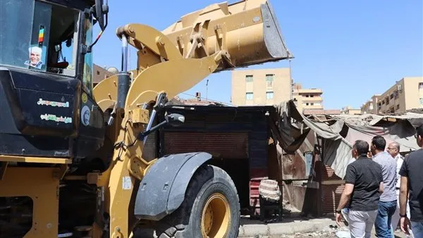 أسوان: إغلاق 40 كشكًا غير قانوني و200 مظلة عشوائية حول سور السكك الحديدية أسوان: إغلاق 40 كشكًا غير قانوني و200 مظلة عشوائية حول سور السكك الحديدية