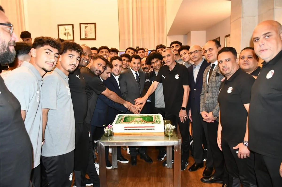أشرف صبحي يساند منتخب مصر للشباب قبل مباراته مع المغرب في كأس أمم إفريقيا