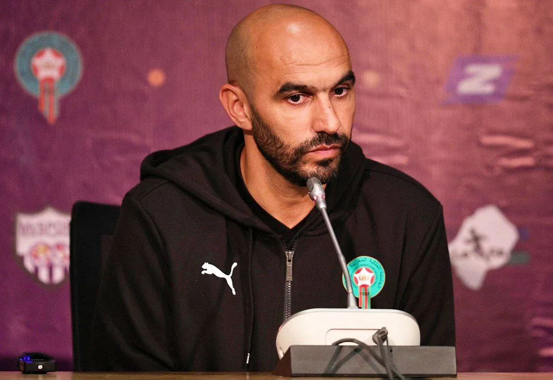 أعين الركراكي ترصد 3 مدافعين لتعزيز منتخب المغرب