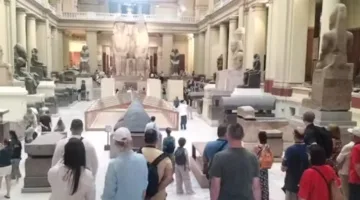 أكبر تمثال مُنحت في العالم: إقبال هائل من الزوار لاستكشاف تمثال الملك أمنحتب والملكة تي في المتحف المصري بالتحرير | صور