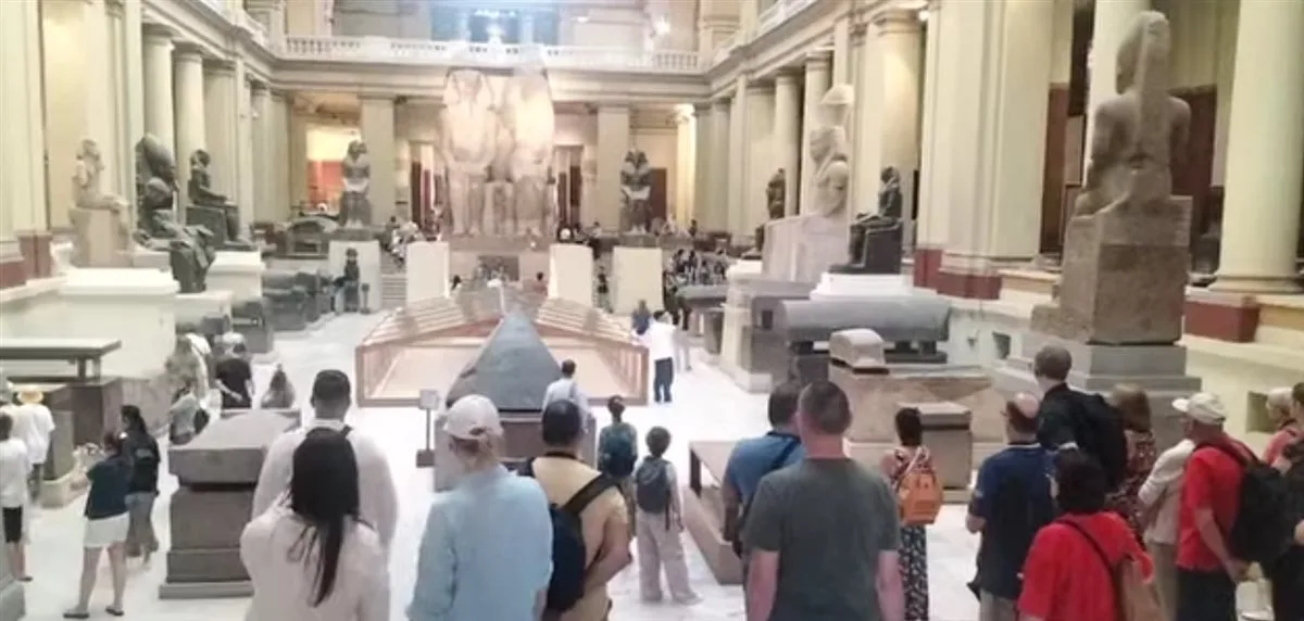 أكبر تمثال مُنحت في العالم: إقبال هائل من الزوار لاستكشاف تمثال الملك أمنحتب والملكة تي في المتحف المصري بالتحرير | صور