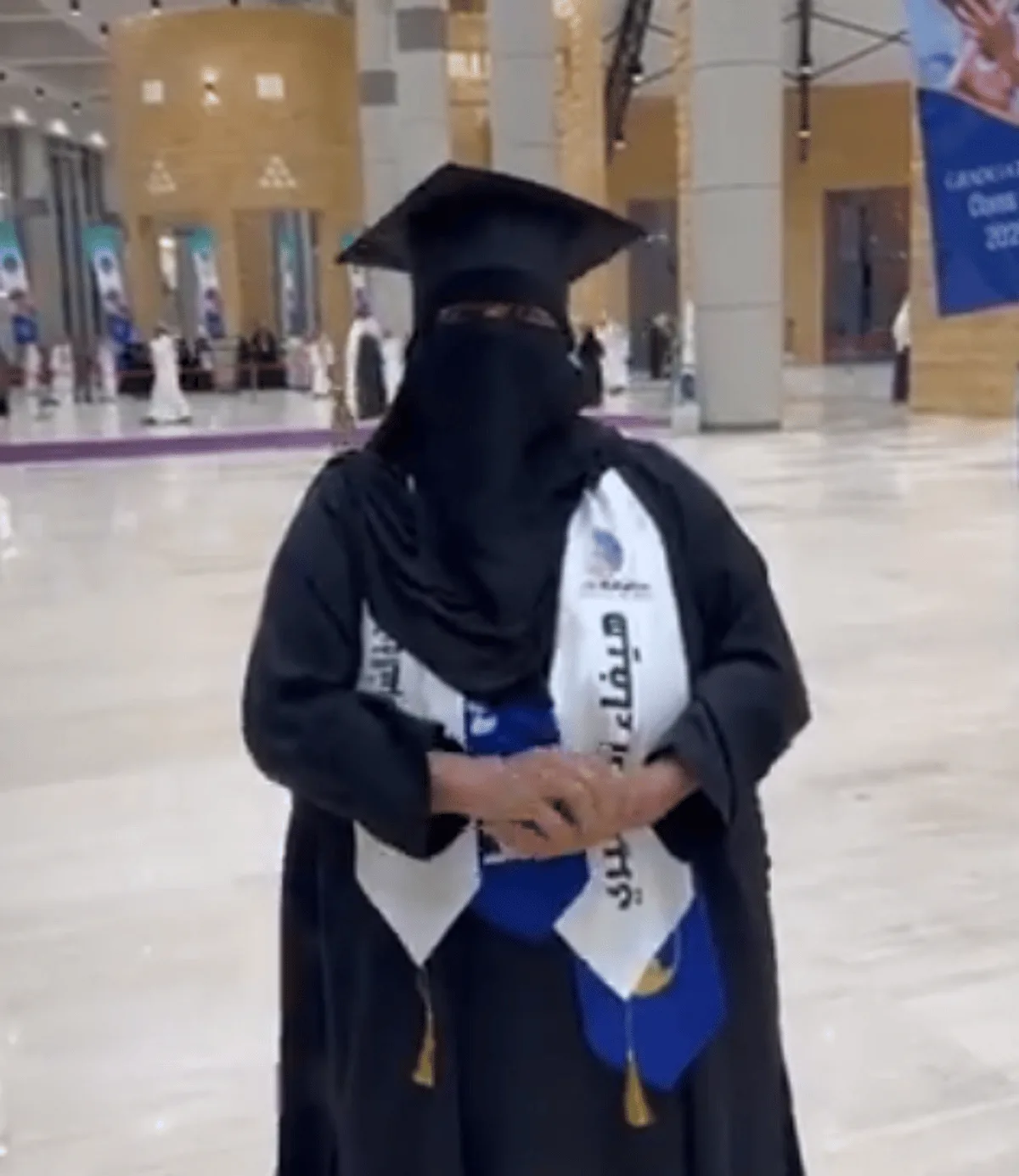 أم تتفوق على ابنتها وتحقق المركز الأول بعد 17 سنة من انقطاعها عن التعليم أم تتفوق على ابنتها وتحقق المركز الأول بعد 17 سنة من انقطاعها عن التعليم