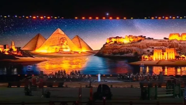 أمام الرئيس السيسي.. الأضواء تجسد العلم المصري والأهرمات في بطولة العالم العسكرية للفروسية