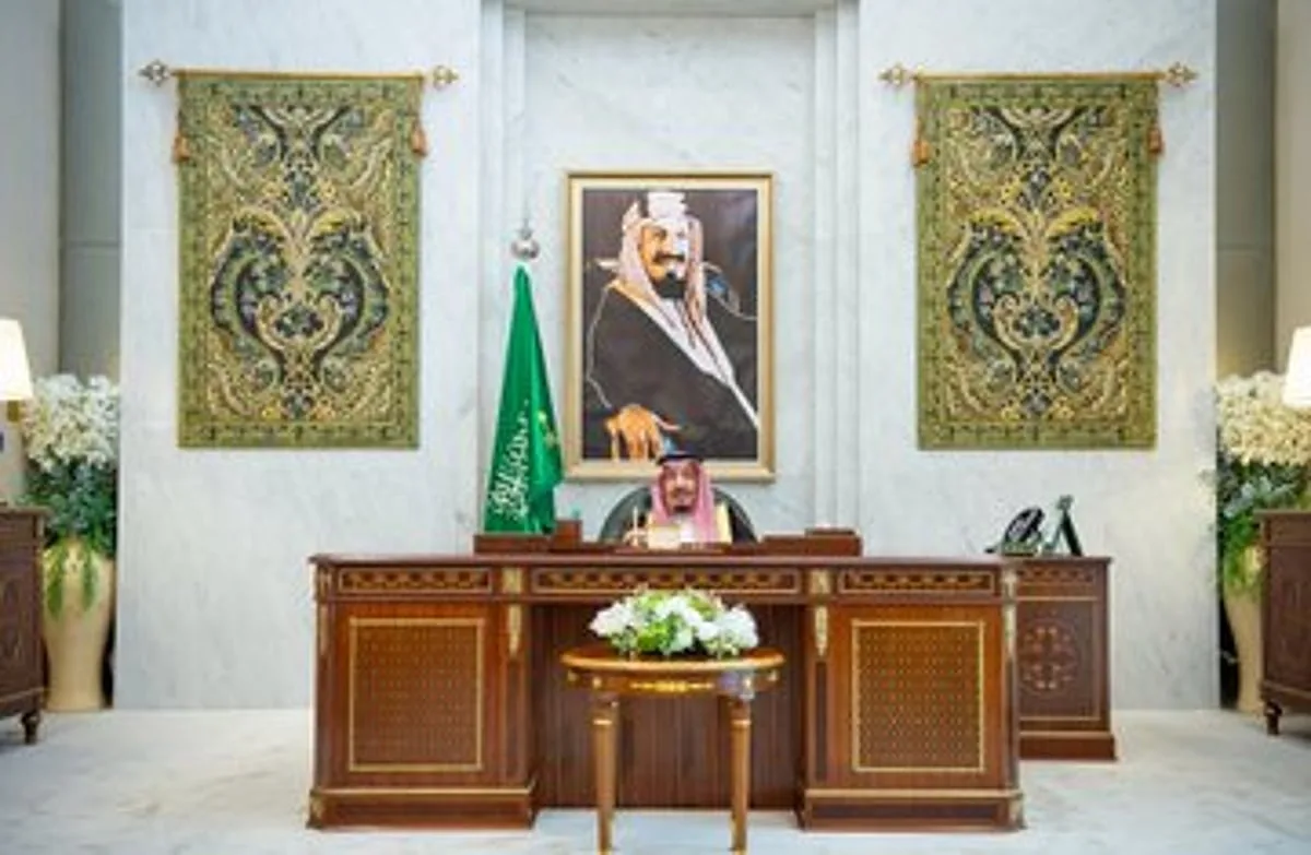 أمام خادم الحرمين الشريفين، يؤدى الأمراء اليمين بعد صدور الأوامر الملكية بتعيينهم في المناصب الجديدة. أمام خادم الحرمين الشريفين، يؤدى الأمراء اليمين بعد صدور الأوامر الملكية بتعيينهم في المناصب الجديدة.