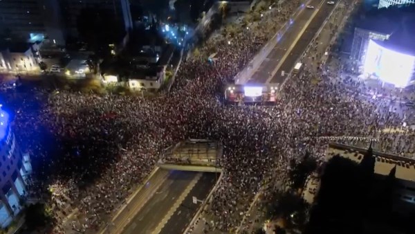 أمام مقر الكنيست.. شرطة الاحتلال تقمع بالقوة مظاهرة لعائلات المحتجزين