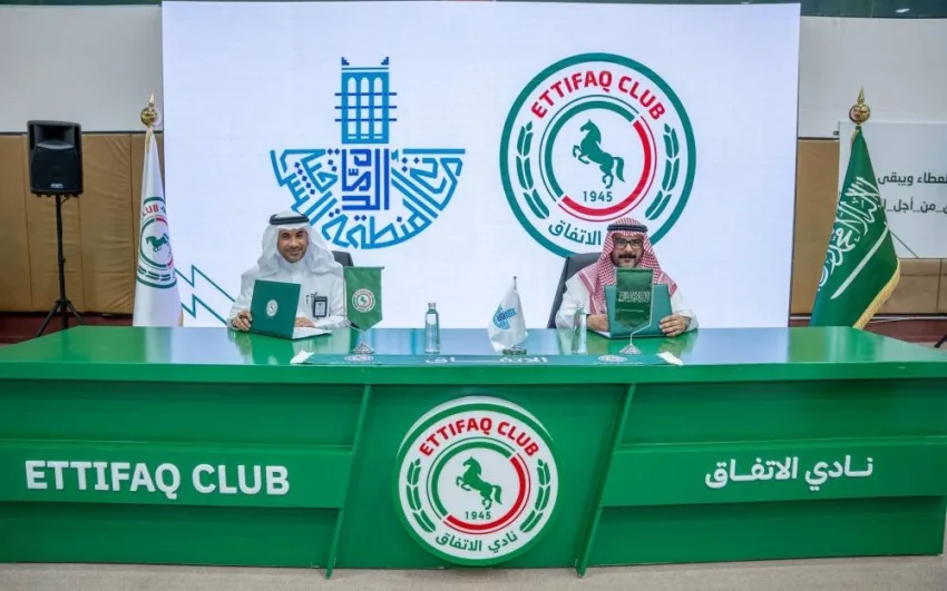 أمانة المنطقة الشرقية ونادي الاتفاق يبرمان اتفاق شراكة لدعم المجتمع وتعزيز الوعي البيئي والرياضي