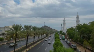 أمطار رعدية تشهدها مكة.. وارتفاع درجات الحرارة في عدة مناطق.