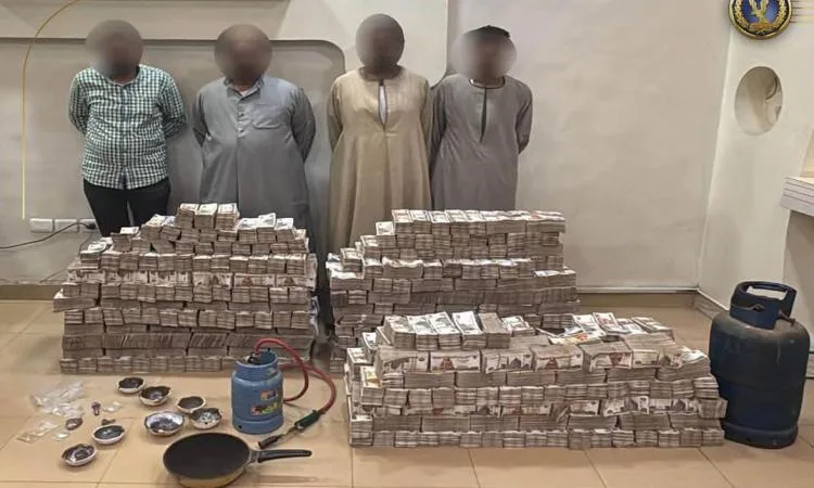 أمن أسوان يستولي على 77 مليون جنيه داخل سيارتين خاصتين أمن أسوان يستولي على 77 مليون جنيه داخل سيارتين خاصتين