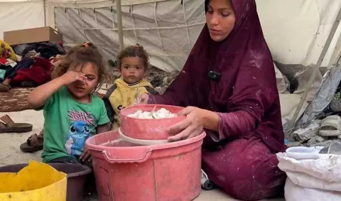 أمهات غزة.. من المعكرونة يصنعن الخبز ومن الأطفال ينجبن أيتاما