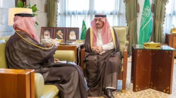 أمير الرياض يلتقي الدكتور مبارك القحطاني احتفالاً بفوزه بجائزة مالكوم بالدريج للتميز.