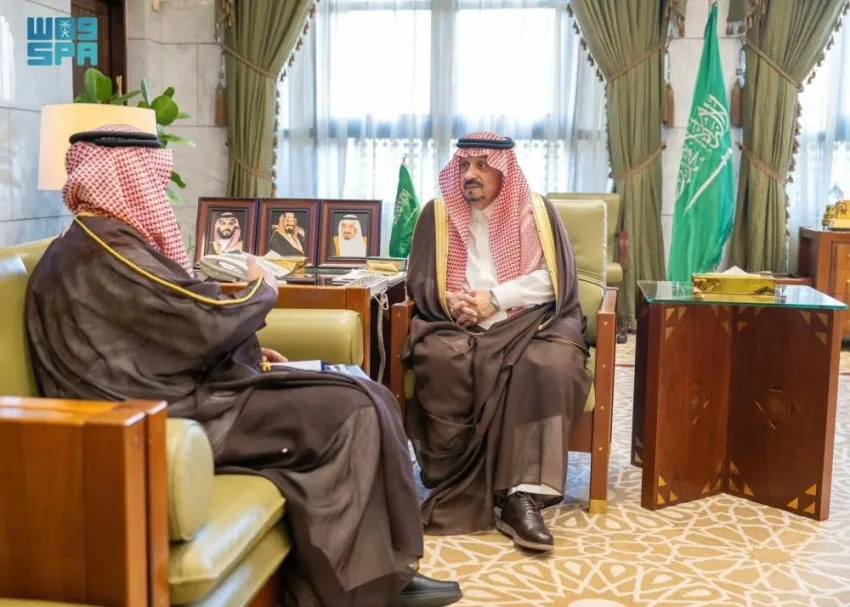 أمير الرياض يلتقي الدكتور مبارك القحطاني احتفالاً بفوزه بجائزة مالكوم بالدريج للتميز. أمير الرياض يلتقي الدكتور مبارك القحطاني احتفالاً بفوزه بجائزة مالكوم بالدريج للتميز.