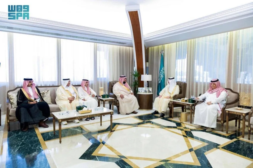 أمير الشرقية يطلق مبادرة “خدمتكم” بفخر واعتزاز لتقديم الخدمات لضيوف الرحمن القادمين للمملكة عبر منافذ المنطقة. أمير الشرقية يطلق مبادرة “خدمتكم” بفخر واعتزاز لتقديم الخدمات لضيوف الرحمن القادمين للمملكة عبر منافذ المنطقة.
