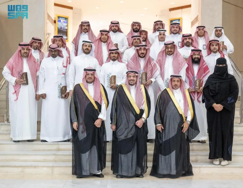 أمير القصيم يكرّم 36 موظفًا من موظفي الإمارة بجائزة الموظف المتميز في دورتها الثامنة. أمير القصيم يكرّم 36 موظفًا من موظفي الإمارة بجائزة الموظف المتميز في دورتها الثامنة.