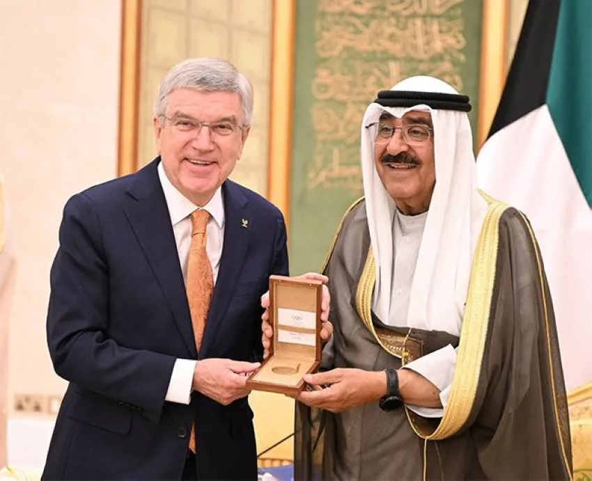 أمير الكويت يلتقي برئيس اللجنة الأولمبية الدولية واللجان الخليجية