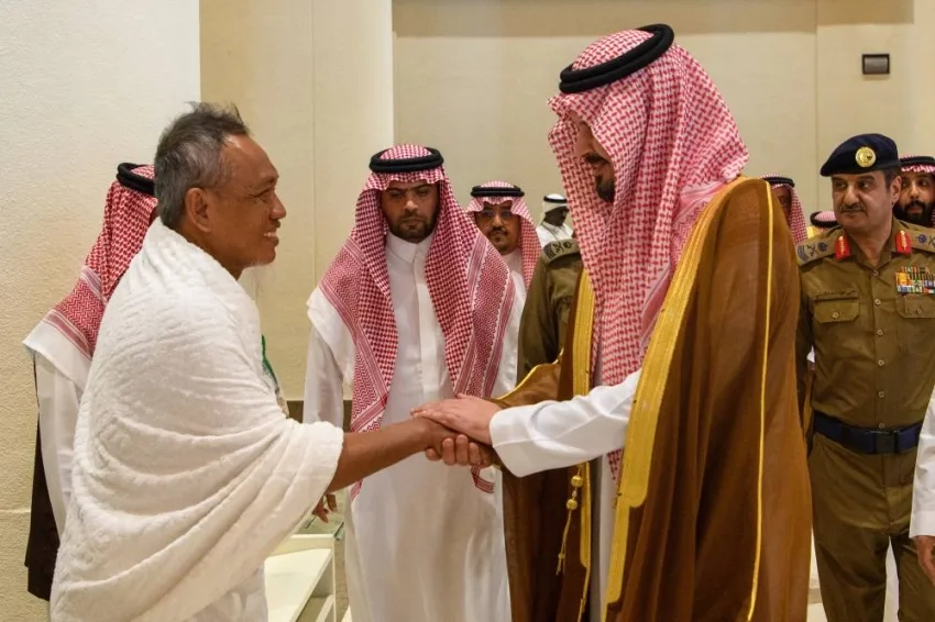 أمير المدينة المنورة يتفقد ميقات ذي الحليفة ويطلع على تقدم المرحلة الأولى من مشروع تطوير وتأهيل المسجد. أمير المدينة المنورة يتفقد ميقات ذي الحليفة ويطلع على تقدم المرحلة الأولى من مشروع تطوير وتأهيل المسجد.