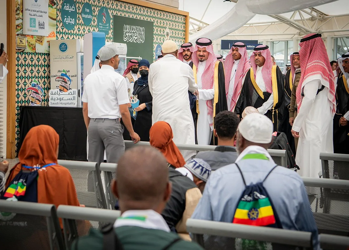 أمير المدينة المنورة يطلع على سير العمل في محطة قطار الحرمين السريع أمير المدينة المنورة يطلع على سير العمل في محطة قطار الحرمين السريع