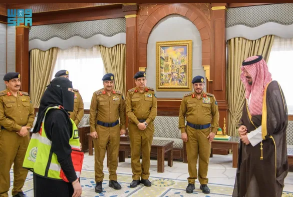 أمير المدينة المنورة يلتقي بالمدير العام للدفاع المدني أمير المدينة المنورة يلتقي بالمدير العام للدفاع المدني