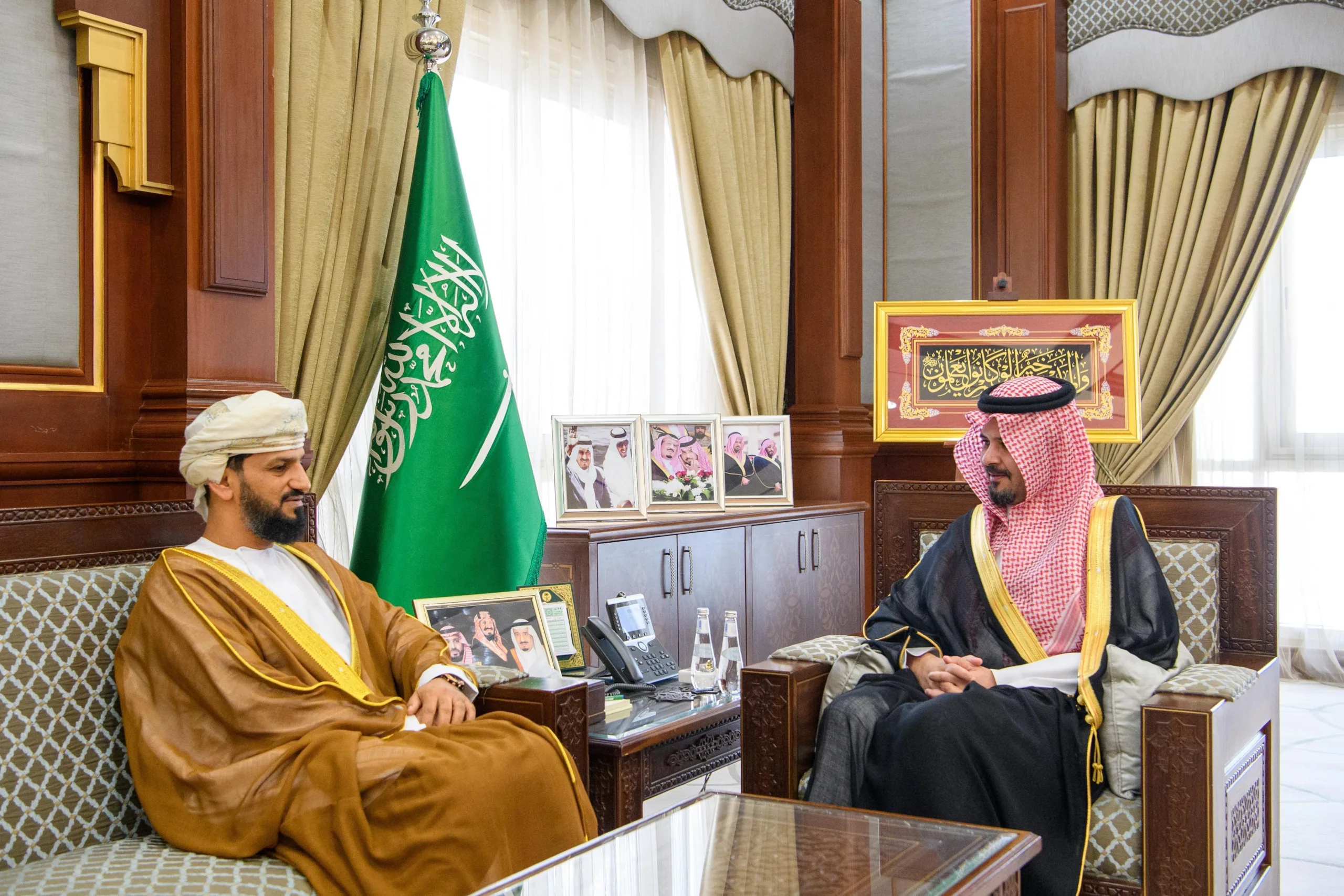 أمير المدينة المنورة يلتقي رئيس بعثة الحج من عمان أمير المدينة المنورة يلتقي رئيس بعثة الحج من عمان