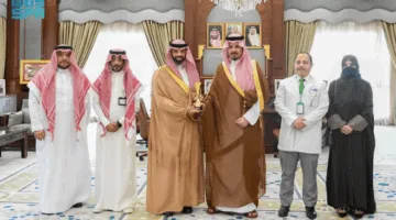 أمير المدينة المنورة يلتقي مدير مستشفى الملك فيصل التخصصي بمناسبة جائزة “ضمان للتميّز” 2025