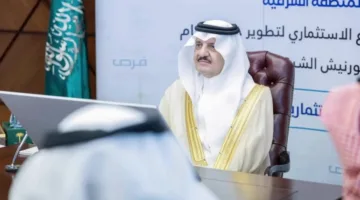 أمير المنطقة الشرقية يستعرض مشروع تطوير خور الدمام في الكورنيش الشرقي.
