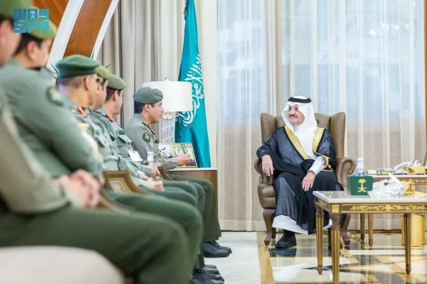 أمير المنطقة الشرقية يلتقي مدير عام الجوازات