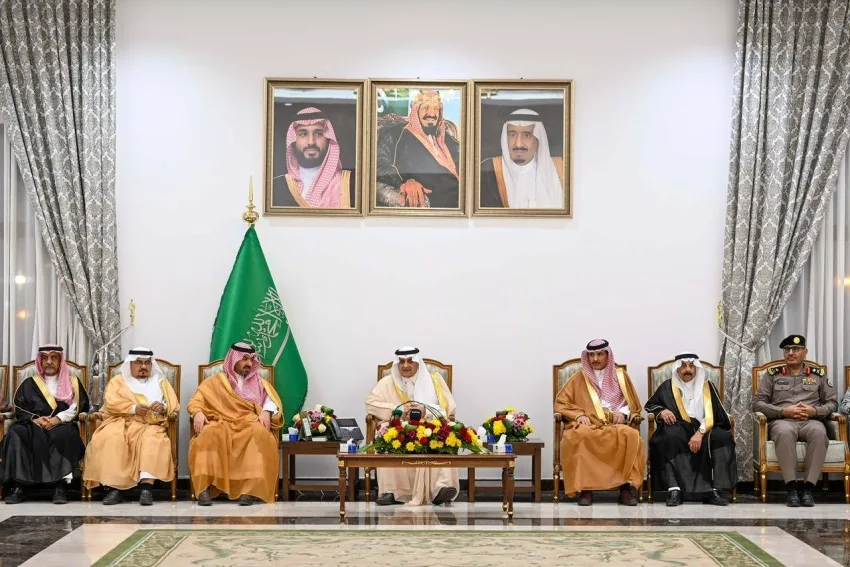 أمير تبوك يتفقد خدمات ضيوف الرحمن في مدينة الحجاج بمنفذ حالة عمار.