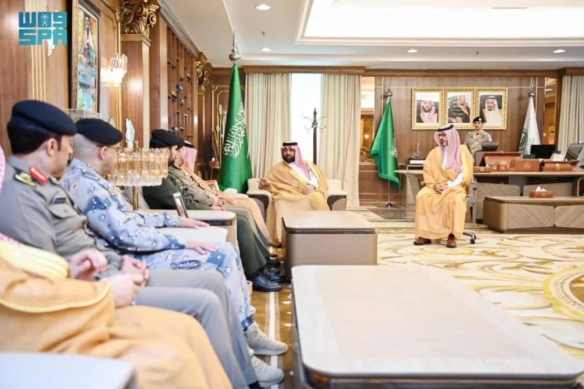أمير جازان يلتقي بالمسؤولين الأمنيين في المنطقة أمير جازان يلتقي بالمسؤولين الأمنيين في المنطقة