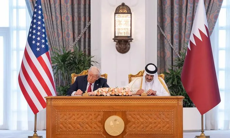 أمير قطر وترامب يشهدان إبرام اتفاقية لشراء طائرات بوينغ. أمير قطر وترامب يشهدان إبرام اتفاقية لشراء طائرات بوينغ.