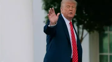 أمير قطر يرحب بالرئيس الأمريكي دونالد ترامب في القصر الأميري
