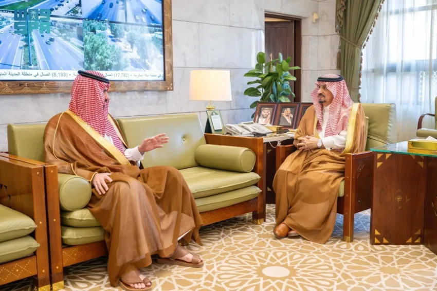 أمير منطقة الرياض يرحب بأمين المنطقة أمير منطقة الرياض يرحب بأمين المنطقة