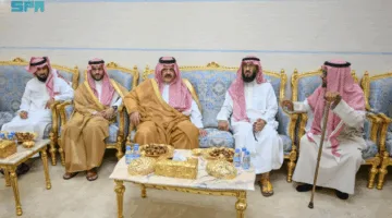 أمير منطقة حائل ونائبه يزوران أسرة الباتع لتقديم التعازي في وفاة والدتهم