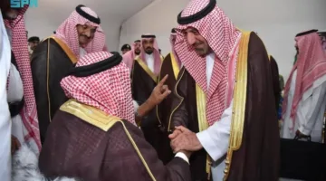 أمير نجران يلتقي بالعاملين في الجهات الحكومية والعسكرية والمدنية عند منفذ الوديعة الحدودي