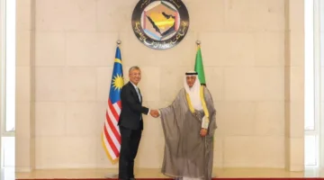 أمين مجلس التعاون ووزير الاستثمار والتجارة والصناعة في ماليزيا يناقشان تطورات اتفاقية التجارة الحرة بين البلدين
