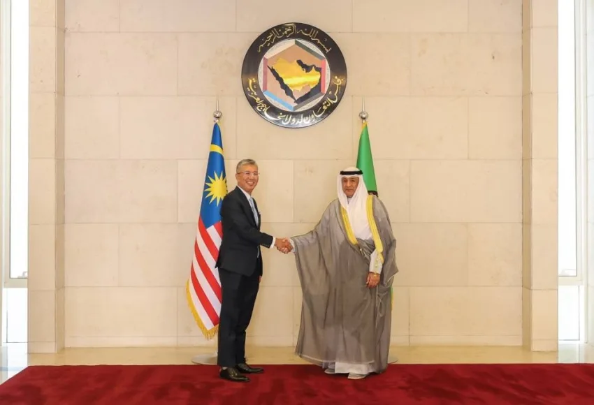 أمين مجلس التعاون ووزير الاستثمار والتجارة والصناعة في ماليزيا يناقشان تطورات اتفاقية التجارة الحرة بين البلدين أمين مجلس التعاون ووزير الاستثمار والتجارة والصناعة في ماليزيا يناقشان تطورات اتفاقية التجارة الحرة بين البلدين