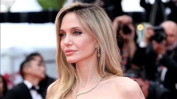 أنجلينا جولي تبرز بأناقتها على السجادة الحمراء في مهرجان كان السينمائي. أنجلينا جولي تبرز بأناقتها على السجادة الحمراء في مهرجان كان السينمائي.