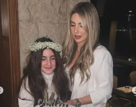 أنجيلا بشارة تُظهر ملامح ابنتها ميلانا لأول مرة… الشبه الواضح مع وائل كفوري يجذب الانتباه أنجيلا بشارة تُظهر ملامح ابنتها ميلانا لأول مرة… الشبه الواضح مع وائل كفوري يجذب الانتباه