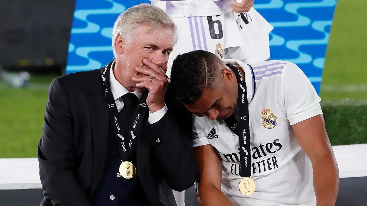أنشيلوتي يتحدث مع كاسيميرو لاستدعائه مجددًا إلى منتخب البرازيل