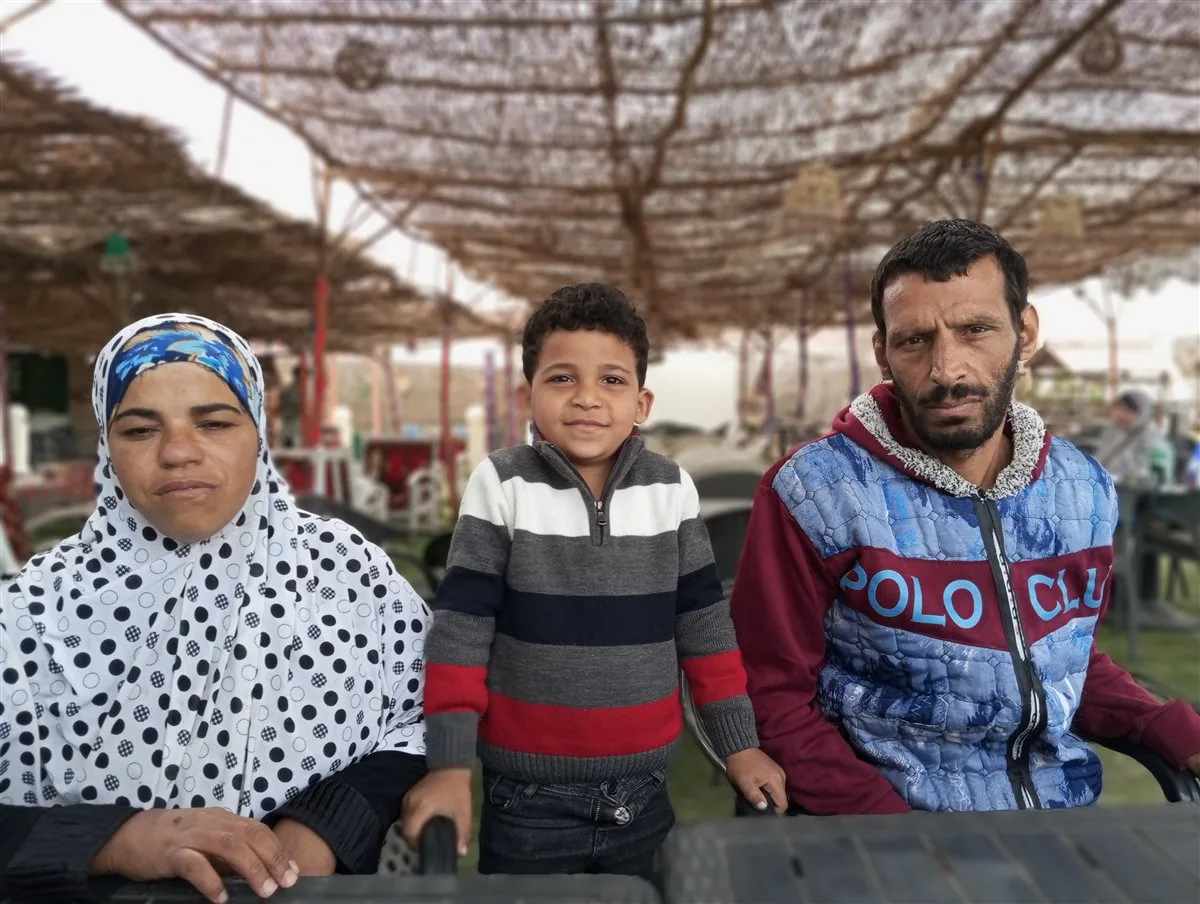 أنقذوا ابني، فقد يسقط مني.. حارس عمارة يتوسل لعلاج طفله بعد سقوط المصعد على رأسه أنقذوا ابني، فقد يسقط مني.. حارس عمارة يتوسل لعلاج طفله بعد سقوط المصعد على رأسه