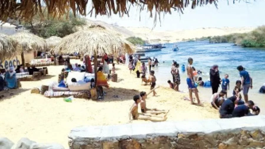 أهالى أسوان يهربون من «الحر» إلى شواطئ الغلابة فى «النيل»