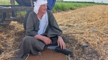 أهالي أسيوط يودعون جثمان والد الفنانة إيمان العاصي في بلده الأصلي