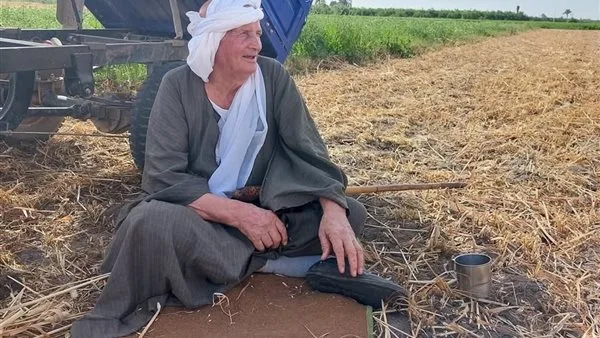 أهالي أسيوط يودعون جثمان والد الفنانة إيمان العاصي في بلده الأصلي أهالي أسيوط يودعون جثمان والد الفنانة إيمان العاصي في بلده الأصلي