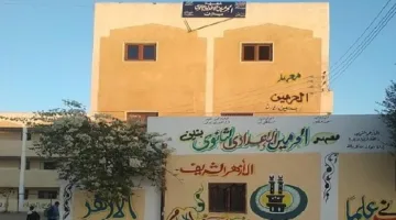 أهالي الطلاب يعبرون عن استيائهم من تمزق أوراق إجابة أبنائهم أثناء امتحانات المعهد الأزهري في الشرقية.