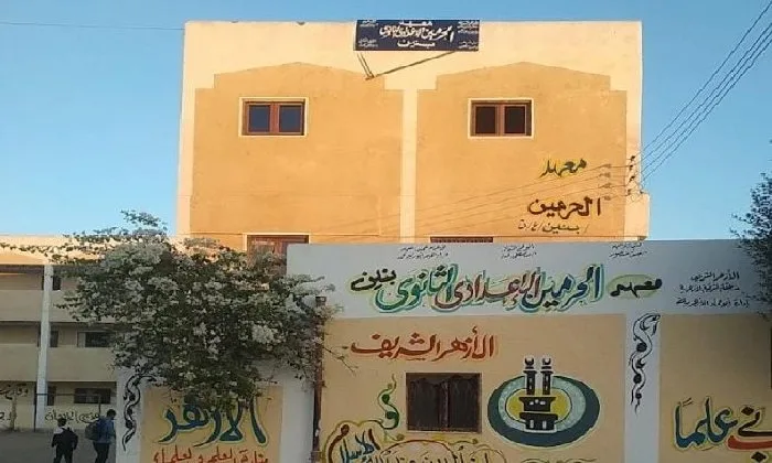 أهالي الطلاب يعبرون عن استيائهم من تمزق أوراق إجابة أبنائهم أثناء امتحانات المعهد الأزهري في الشرقية. أهالي الطلاب يعبرون عن استيائهم من تمزق أوراق إجابة أبنائهم أثناء امتحانات المعهد الأزهري في الشرقية.