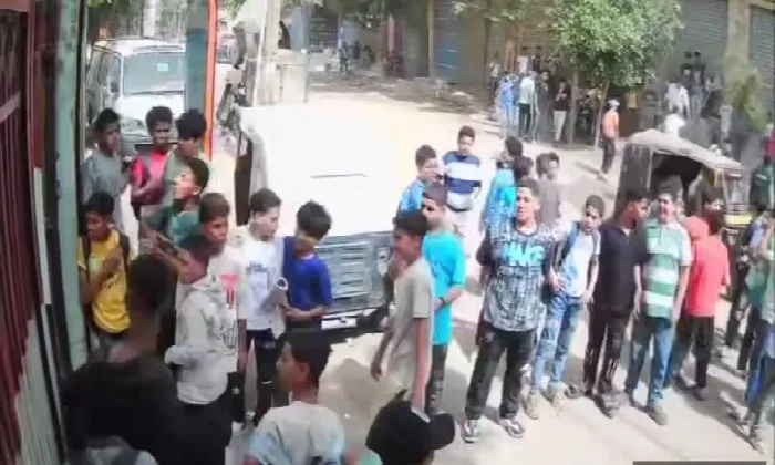 أهالي قرية طبهار يطلبون المساعدة: فتياتنا يتعرضن للمضايقات يومياً أمام مدرسة إعدادية في الفيوم أهالي قرية طبهار يطلبون المساعدة: فتياتنا يتعرضن للمضايقات يومياً أمام مدرسة إعدادية في الفيوم